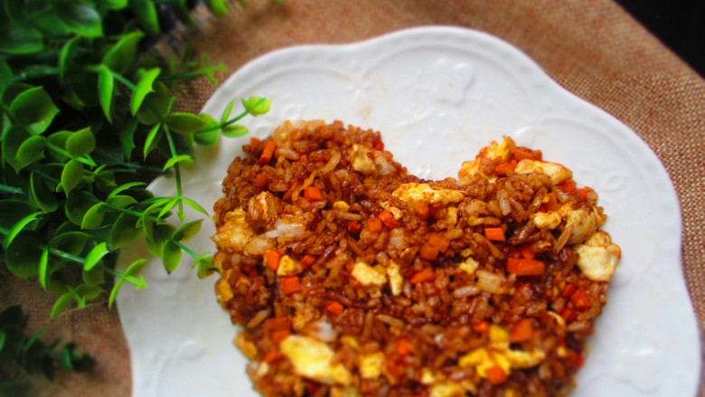 酱油炒饭,不需要什么配菜,一碗酱油炒饭足以