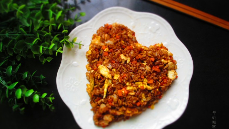 酱油炒饭,米饭的清香融合了酱油的酱香,决定很好吃