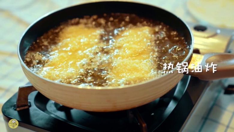 酥皮流心炸牛奶,岭南风味,倒入一定量的油,小火油炸。一定要小火!火太大外焦里不熟。炸至金黄色,翻面时筷子接触到表皮感觉酥脆,就可以出锅啦~
