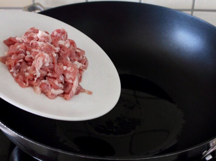 魚香肉丝,5.热锅热油下肉丝滑炒断生。油要多放些,一次性放足。