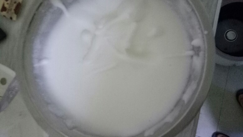 蛋糕🎂蛋糕,打蛋清搅拌均匀,约十五分钟