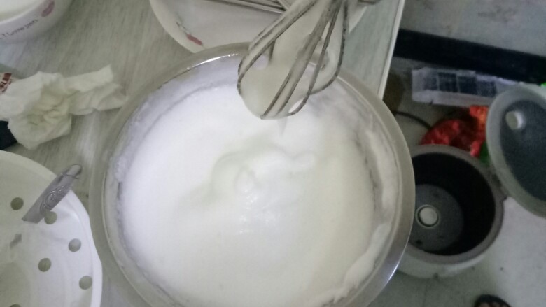 蛋糕🎂蛋糕,加入3勺白砂糖,继续搅拌打发15分钟,像奶油一样,打发好之后放一边备用
