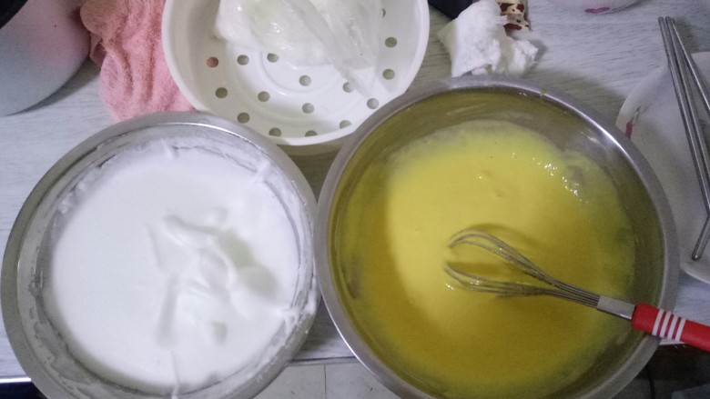 蛋糕🎂蛋糕,蛋黄搅碎!加入半袋牛奶和6勺面粉,像如搅拌蛋清一样,搅拌均匀,没有疙瘩,打发完毕特别细腻,充分融合,全部过程不要有水