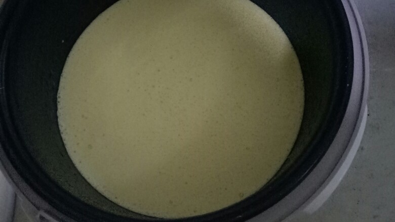 蛋糕🎂蛋糕,然后轻轻缓慢倒入电饭锅中,按下跳闸健,将排气孔用布盖上!约八分钟左右跳闸,中间跳闸可以再按下,根据具体情况!大约8分钟左右