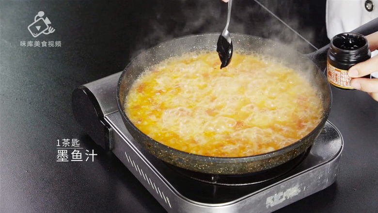 墨鱼汁海鲜饭,够黑够美味的暗黑系料理,加入一茶匙墨鱼汁