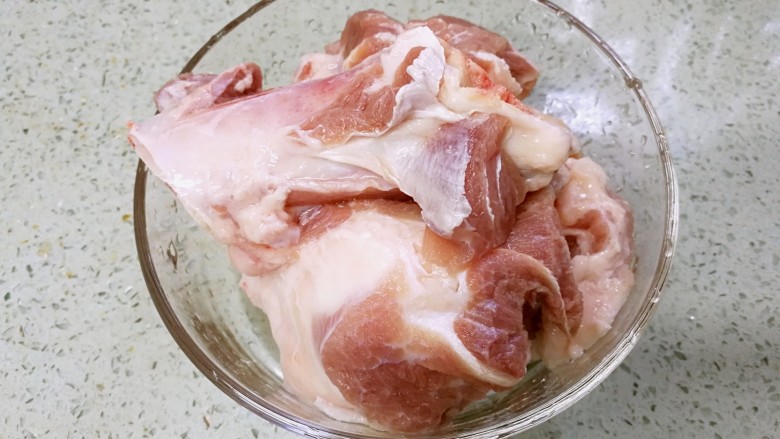 筒骨薏米冬瓜汤,筒骨斩切成大块,冲洗干净(肉档老板会帮忙斩好)。