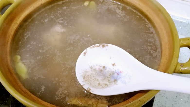 筒骨薏米冬瓜汤,撇去浮沫,收小火,煮1个小时。