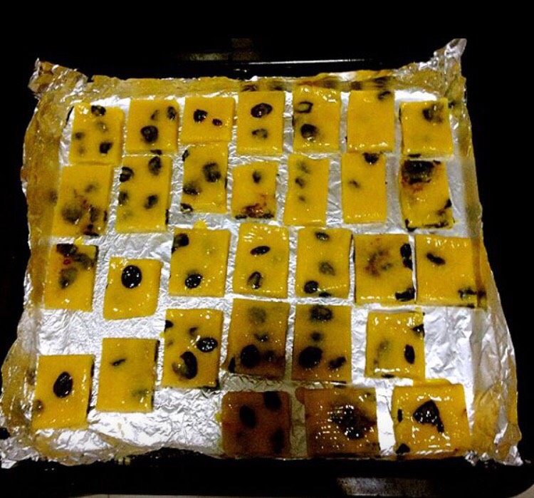葡萄奶酥,将小长方形面团排入烤盘,并在表面刷上一层打散的蛋黄液。(这个时间可以将烤箱预热)
