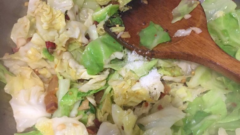 手撕包菜,断生了加盐，醋酱油适量，加一点点糖提味