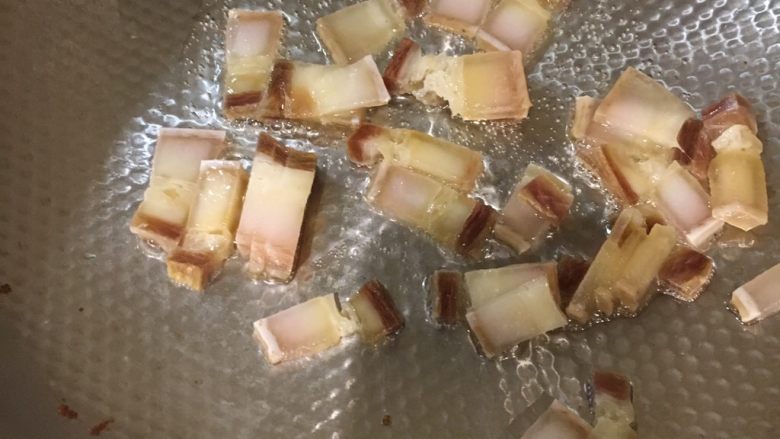 手撕包菜,我是用腊肉炒的，也可以用五花肉来炒，肉变金黄后，喜欢的话可以加豆瓣酱