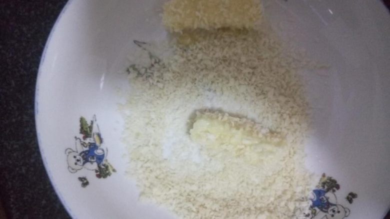 脆皮炸鲜奶,依次挂上<a style='color:red;display:inline-block;' href='/shicai/ 519'>面粉</a>、<a style='color:red;display:inline-block;' href='/shicai/ 9'>鸡蛋</a>液和<a style='color:red;display:inline-block;' href='/shicai/ 588'>面包糠</a>，炸制。