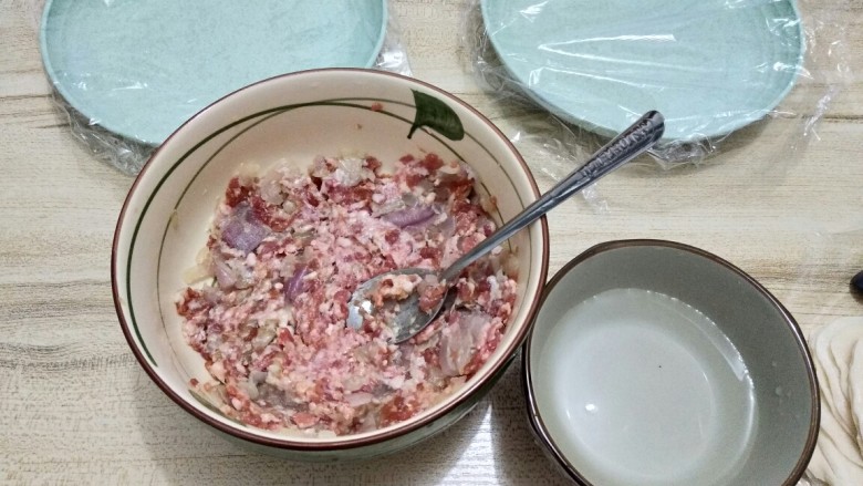 饺子馄饨一锅端!洋葱猪肉饺,准备放饺子的盘子和蘸水的碗