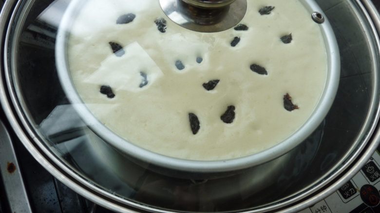 葡萄干蒸蛋糕,冷水入锅