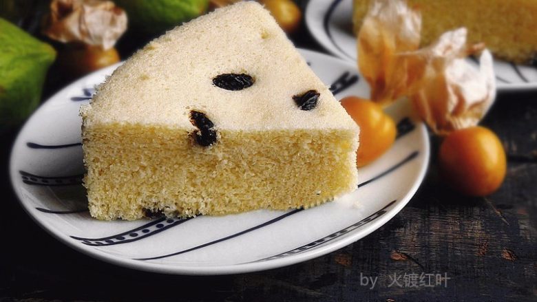 葡萄干蒸蛋糕,切件食用
