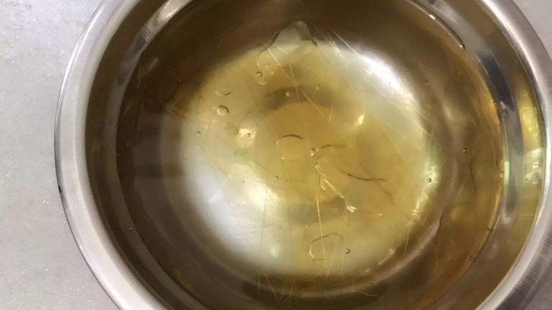 芒果馬斯卡彭芝士蛋糕,制作芒果芝士慕斯:將吉利丁片泡冰水中泡軟備用
