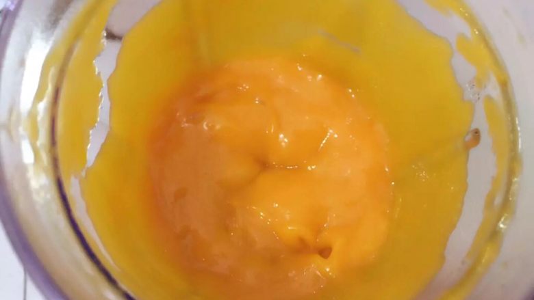 芒果馬斯卡彭芝士蛋糕,用料理機將芒果肉打成芒果泥