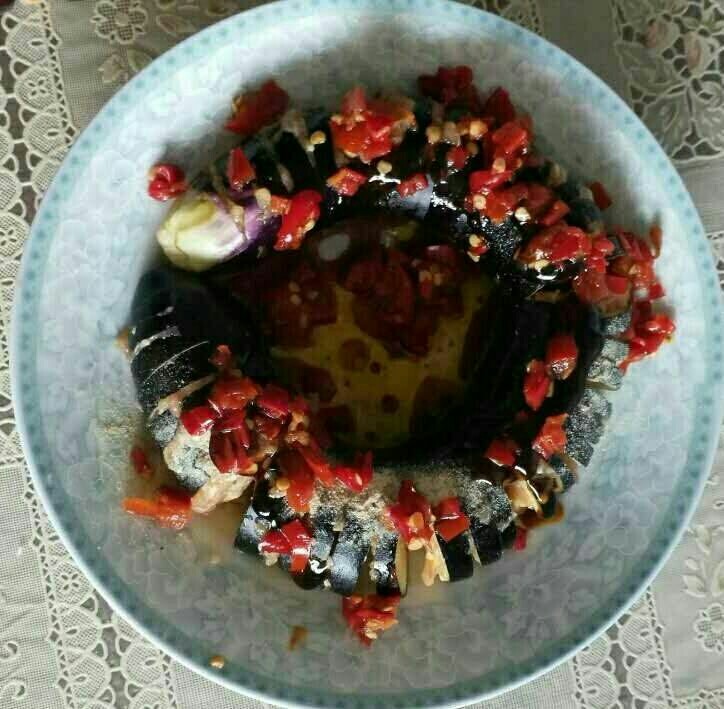 清蒸肉沫茄子🍆,浇上麻油,食用油,生抽,胡椒粉,剁椒,放蒸锅上蒸,蒸20分钟左右吧!(因为有肉)