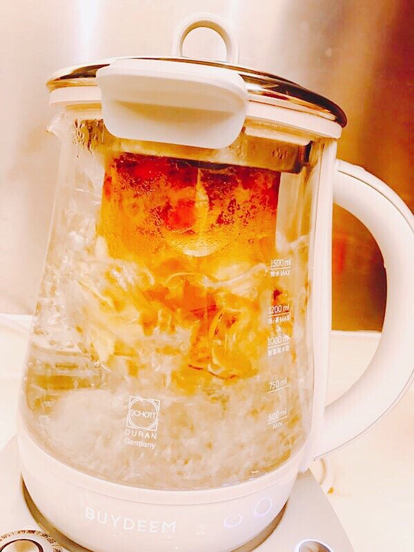 姬松茸花胶滋补汤,花胶是在最后的20分钟在放的哦,放的太早会流失胶原蛋白,这个是有讲究的哦