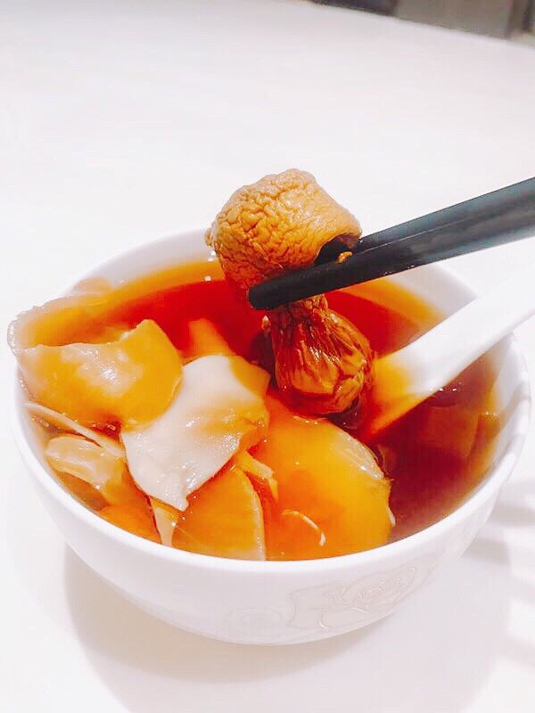 姬松茸花胶滋补汤,一碗鲜美的汤就完成咯,花胶没有煮太久就会很有口感,姬松茸的味道为这道汤加分不少啊