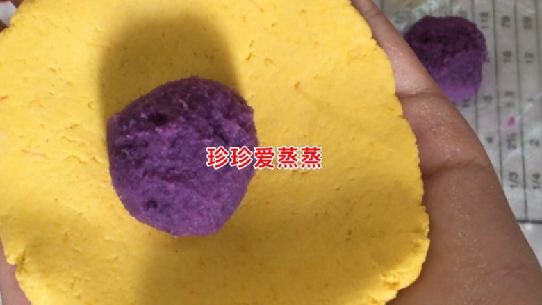 南瓜糯米紫薯糕,放入一份紫薯馅,封口揉圆