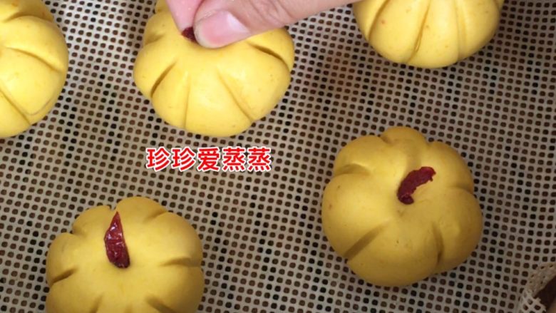 南瓜糯米紫薯糕,将蔓越梅放在南瓜顶部按压出来的指印处,作南瓜梗