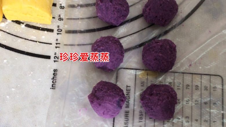 南瓜糯米紫薯糕,将<a style='color:red;display:inline-block;' href='/shicai/ 211531'>紫薯泥</a>分成6份,每份10克