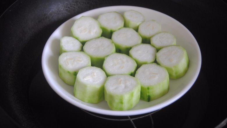 蒜蓉肉末浇丝瓜,整齐码入碟子内,上锅大火蒸5分钟