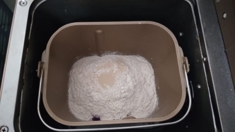 紫薯亚麻籽软欧,面包机桶放入面包机里,选择发面程序