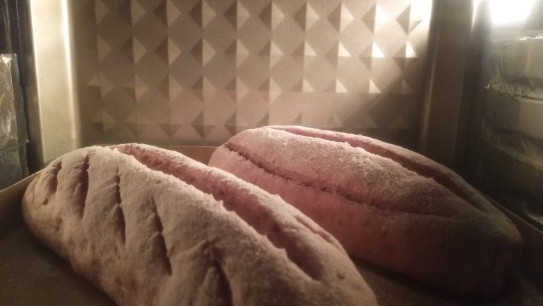 紫薯亚麻籽软欧,放烤箱上下管170度,20分钟