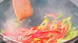 青椒炒鸡蛋,锅中再放入少许油烧热,加入青椒,快速翻炒至青椒略变软,加入适量的盐和鸡精