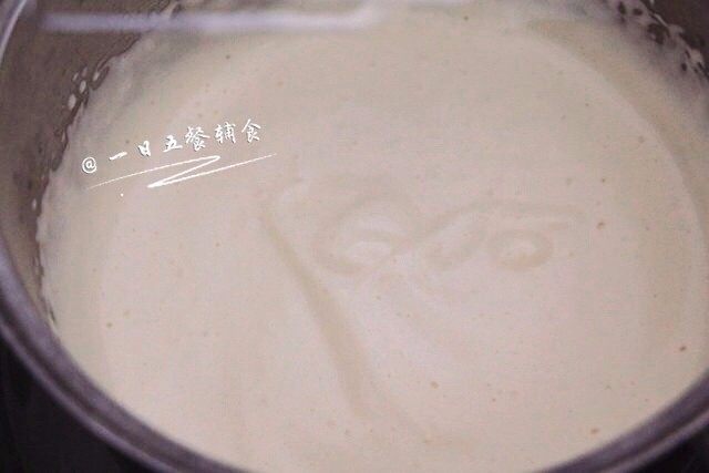 蒸鸡蛋糕,提起打蛋器,蛋糊呈柱状流下,纹路不会马上消失的状态就是打发好了。打发好后,用打蛋器最低速不碰壁不碰盆地打发30秒,消除些大气泡。最后的鸡蛋糕