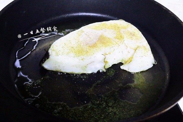 香煎银鳕鱼,热锅倒油,小火,将鳕鱼下锅,一面煎3分钟左右。不要翻来翻去。鳕鱼很容易熟的。