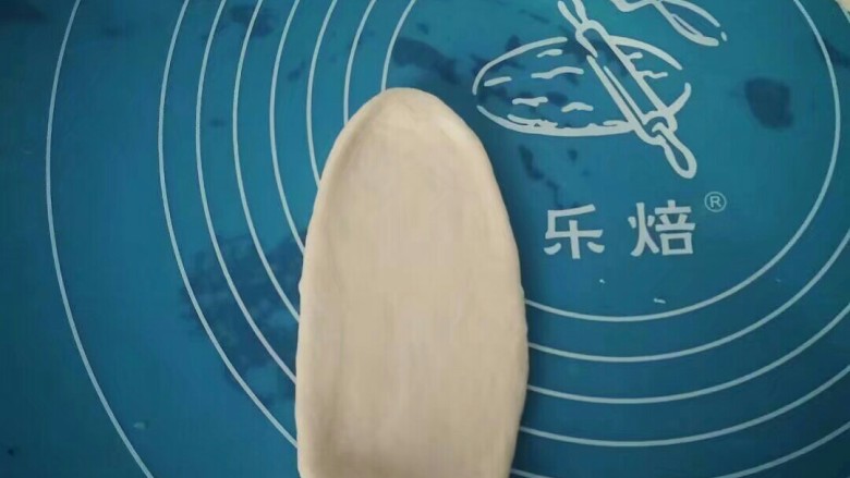 香甜小面包#面团的发酵之旅#,醒发过后剂子擀成,长舌状。
