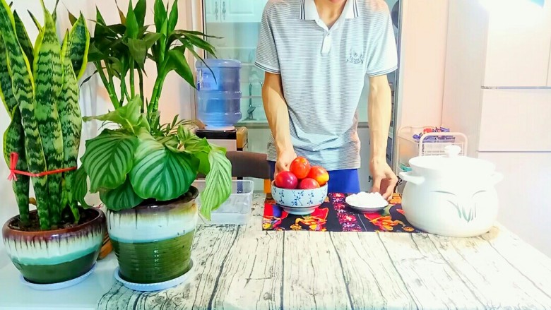 自制桃罐头,先将所有需要用到的材料准备好。3g盐放到净水里,一会泡桃用。