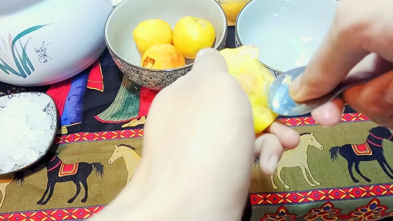 自制桃罐头,拿一把小勺,给油桃去核。