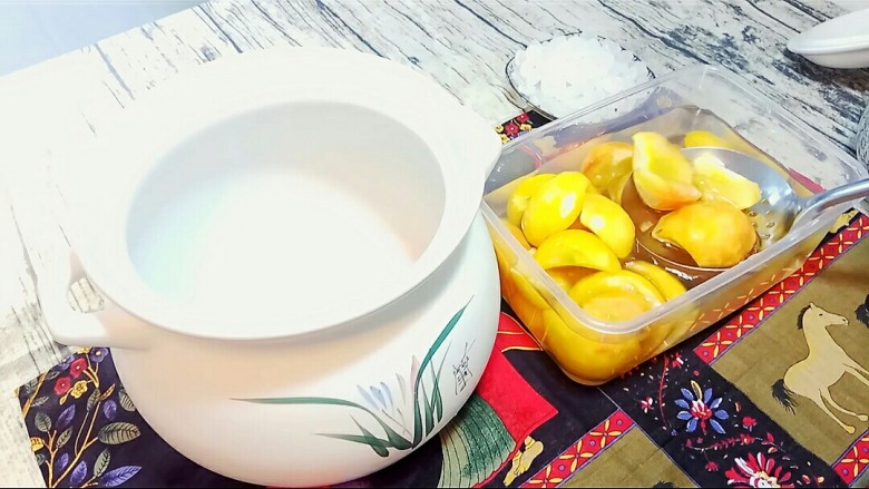 自制桃罐头,油桃泡好后,沥水,捞到锅里。