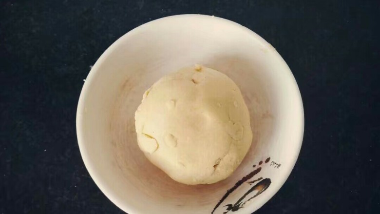 黄金小窝窝,酌情添加适量清水揉成,软硬适中面团,盖上保鲜膜醒十五分钟。