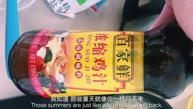 黄金蒜香龙虾,调入浓缩鸡汁,盐,味精(浓缩鸡汁很鲜,把握味精用量哦)不放味精味道是不一样的,再煮开