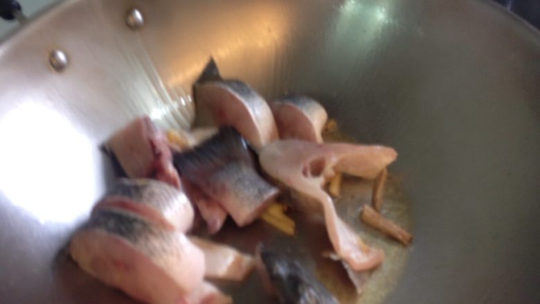 麻油鱸魚湯,放入熱鍋稍微煎一下,魚皮有金黃焦脆感,吃起來口感更好