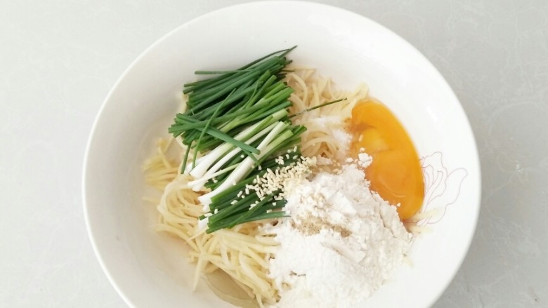 香葱土豆饼,所有的食材,和土豆丝混合。