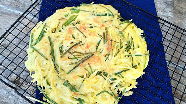 香葱土豆饼,出锅后的土豆丝饼放在凉网上,以防底部有热气聚集影响口感。