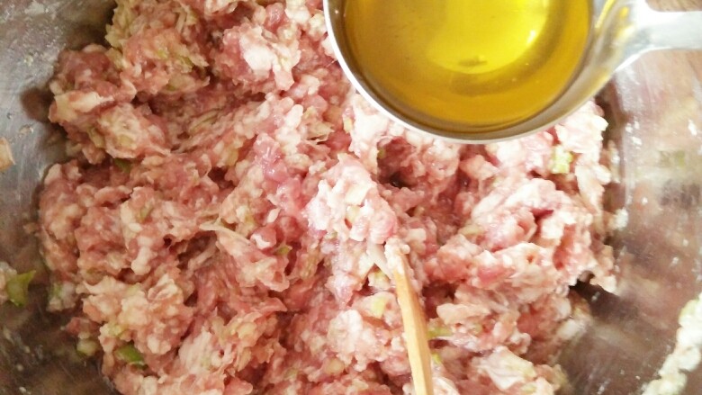 家常猪肉香菇包子,将熟油倒入已入味的肉馅中搅拌,锁住肉的味道和水分。油的用量为习惯拌馅用油总量的一半。