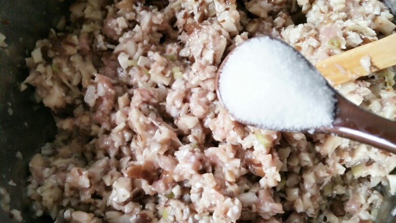 家常猪肉香菇包子,加盐(也可以加味精或鸡精)。