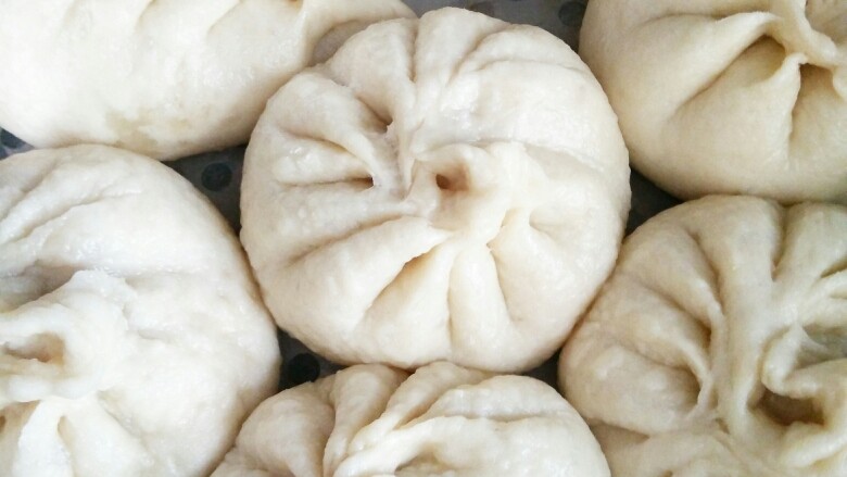 家常猪肉香菇包子,关火后,不要马上掀开锅盖,静候3―5分钟,先掀开一条缝,让少量气出来后,再把盖子拿下来。刚关火就拿下锅盖,包子很容易缩回去,没了发面效果。