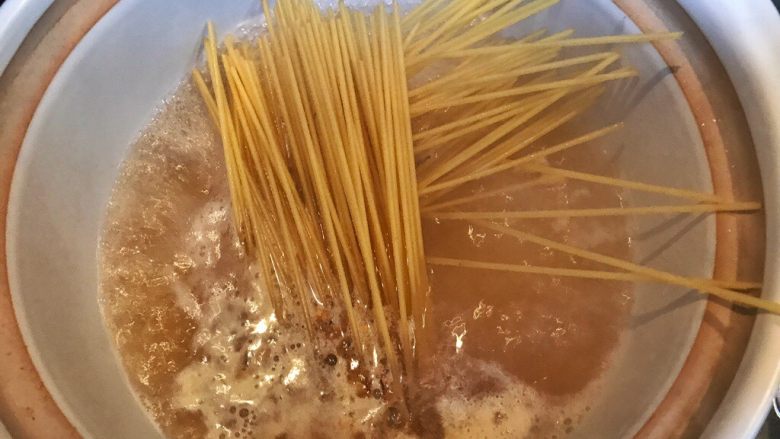 超满足便当(10),不过超简单就是煮开水 放进去面 偶尔搅拌一下 5-7分钟就能直接吃了 中间你可以放你想吃的任何食材火腿啊蔬菜啊 我放了<a style='color:red;display:inline-block;' href='/shicai/ 122'>芦笋</a>和小的肠 还加了一丢丢盐和半片芝士 本来剩下半片想铺在面上 第二天打热看着好,结果…………还不如一片直接放进去煮