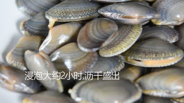 炒蛤蜊香上加香的秘诀,让你吃了还想吃!,浸泡大约2小时,沥干盛出