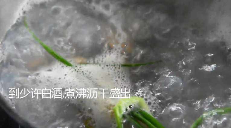 炒蛤蜊香上加香的秘诀,让你吃了还想吃!,倒入少许<a style='color:red;display:inline-block;' href='/shicai/ 900'>白酒</a>煮沸