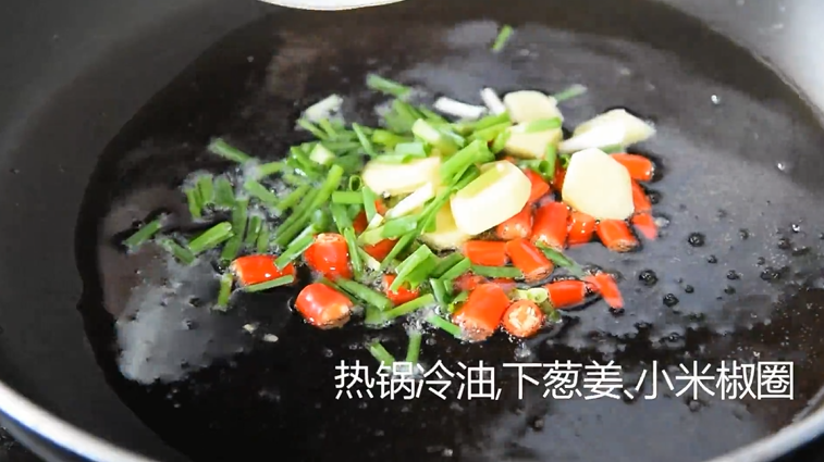 炒蛤蜊香上加香的秘诀,让你吃了还想吃!,热锅冷油,下葱姜、小米椒圈