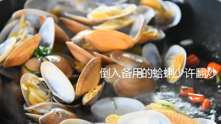 炒蛤蜊香上加香的秘诀,让你吃了还想吃!,倒入备用的蛤蜊翻炒