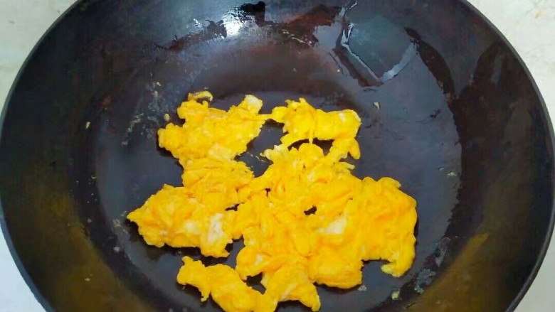 玉米虾仁蛋炒饭。,炒锅中放入适量油,把鸡蛋炒散备用。